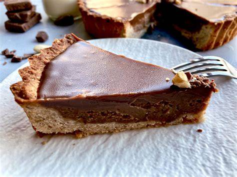 Schnittbild einer Schokotarte mit Lemon Curd-Schicht