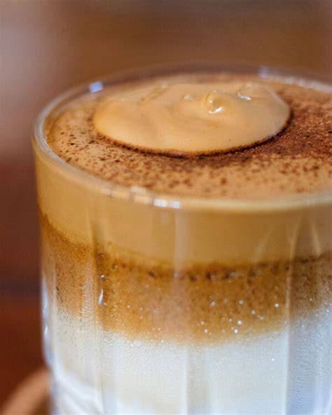 Schnittbild eines Cappuccino Kühlschrankkuchens, diverse Schichten sichtbar