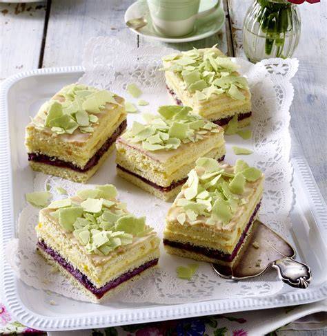 Schnitten vom Ruhrkuchen mit enthüllter Überraschungsform