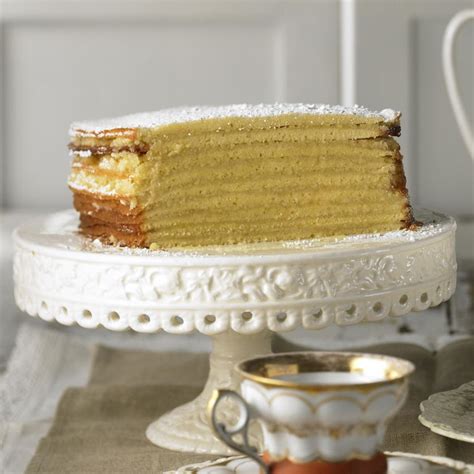 Schnittgrafik: Schichttorte mit Wunderkuchen-Böden und Stützen