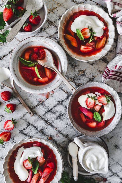 Schnittlauch-Stückchen, Rhabarber, Erdbeeren, Rosenwasser in Schüssel