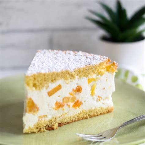 Schnittscheibe einer klassischen Käse-Sahne-Torte mit zarter, cremiger Füllung