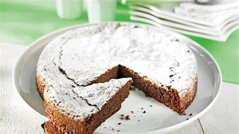 Schoggikuchen in der Springform mit Puderzucker bestäubt
