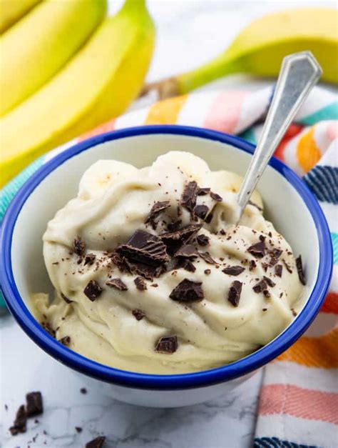 Schoko‑Banana Nicecream im Schälchen mit Nuss-Topping