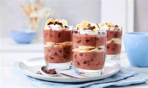 Schoko‑Bananen‑Dessert geschichtet in Gläsern