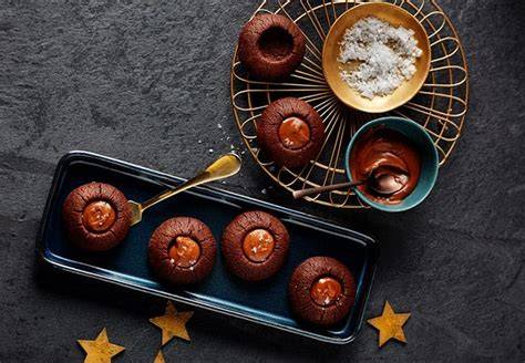Schoko‑Karamell‑Cookies mit Fleur de Sel auf Holzbrett
