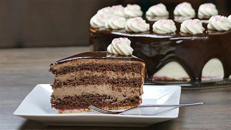 Schoko‑Sahne‑Torte mit Schokoraspeln
