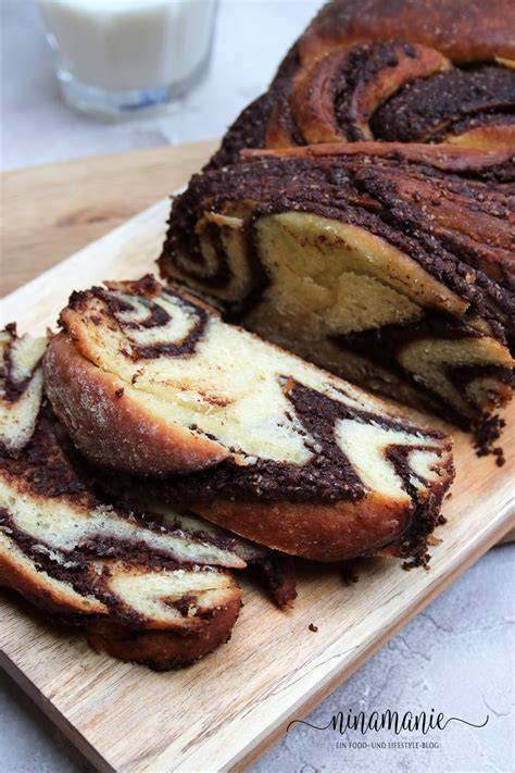 Schoko Babka auf Holzbrett, geschnitten