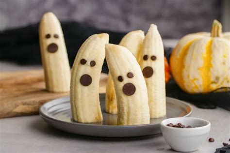 Schoko Bananen Geister auf Backpapier mit Zuckeraugen