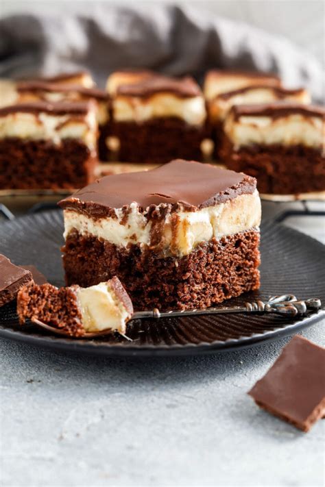 Schoko Bananen Kuchen mit Mascarpone angerichtet auf einem Teller