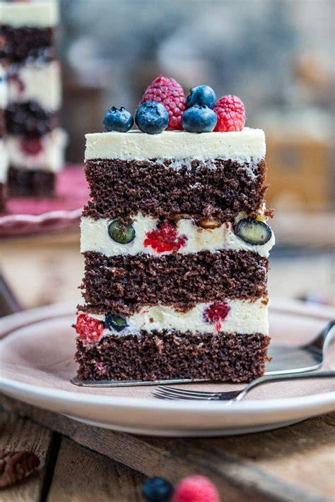 Schoko Beeren Torte mit Dekoration und Schokoladendrip