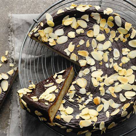 Schoko Biskuit Torte angeschnitten mit Ganache und Fruchtfüllung