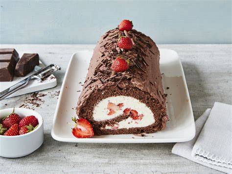 Schoko Biskuit mit Schokoladencreme und Dekoration