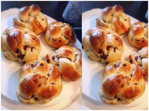 Schoko Brioche auf einem Frühstückstisch, umgeben von Schokolade, Mehl und Eiern