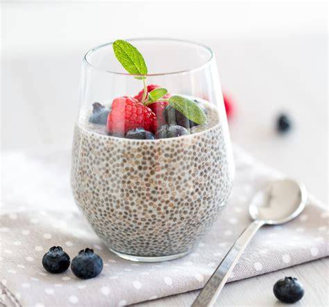 Schoko Chia Pudding im Glas mit Beeren und Nüssen