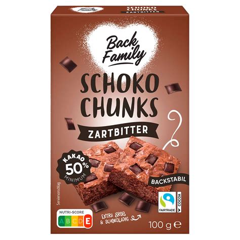 Schoko Chunks Zartbitter in einer Schale neben Backzutaten