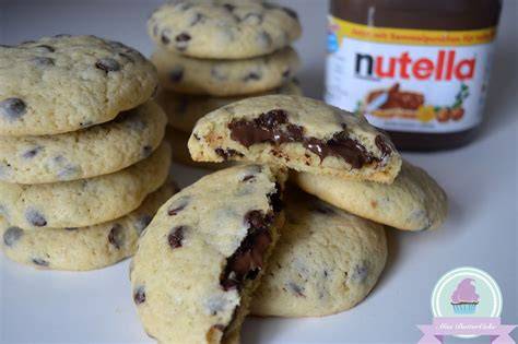 Schoko Cookies mit Nutella-Füllung und Schokoladendrops auf Backblech
