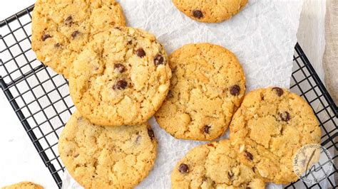 Schoko Cookies mit flüssigem, fließendem Kern auf Blech