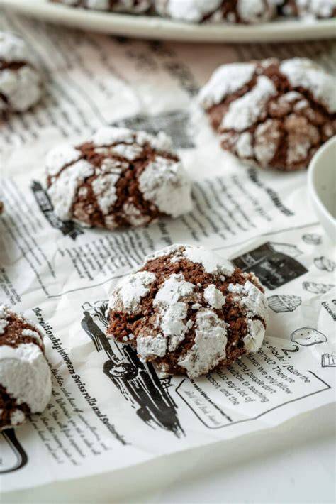 Schoko Crinkle Cookies auf Backblech, marmoriert