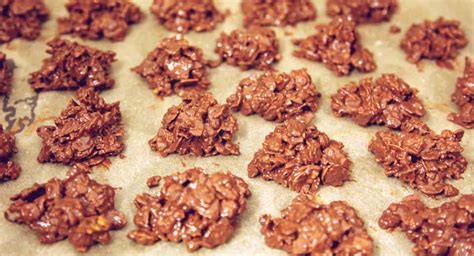 Schoko Crossies auf Backpapier in Häufchen