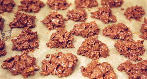 Schoko Crossies auf Backpapier mit Mandelsplittern