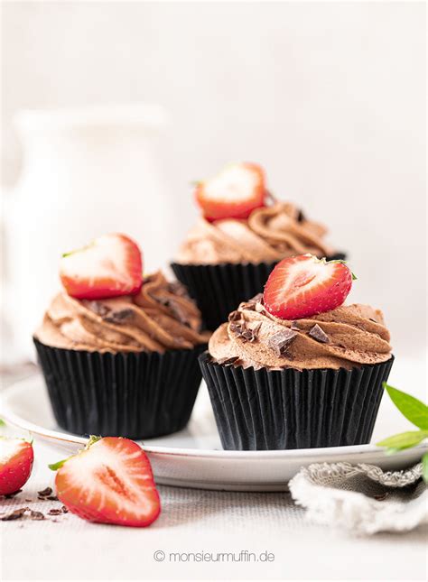 Schoko Cupcakes mit Erdbeer Deko und Nüssen