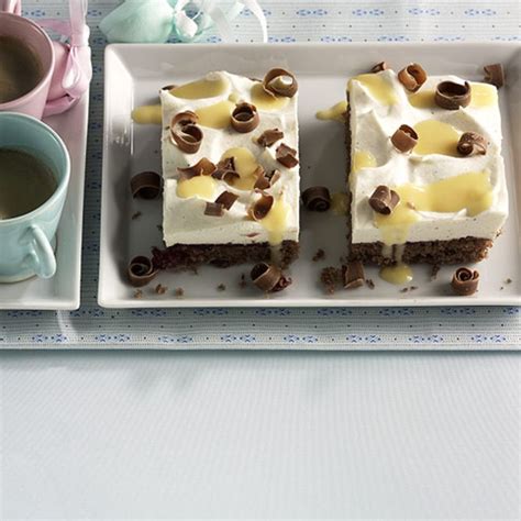 Schoko Eierlikör Schnitten mit Butterkeks-Schicht und Dekor