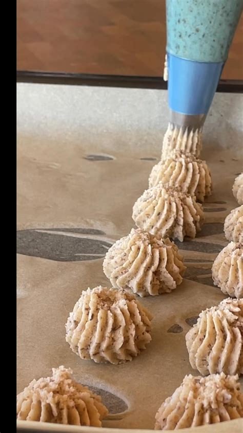Schoko Eischnee Plätzchen im Spritzbeutel, verschiedene Formen auf dem Backblech