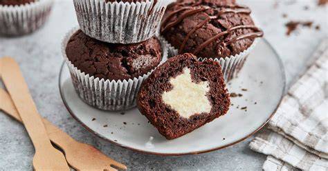 Schoko Frischkäse Muffins auf Teller - Nahaufnahme