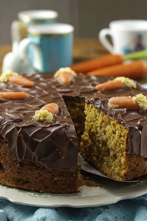 Schoko Glasur und Marzipan-Dekoration auf Schoko Karottenkuchen