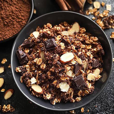 Schoko Granola frisch aus dem Ofen auf einem Blech