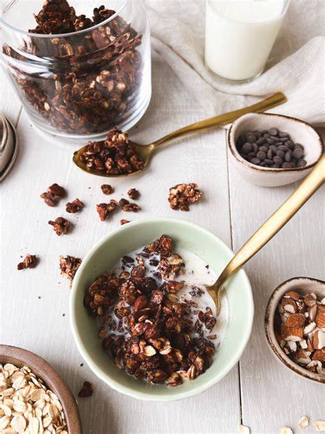 Schoko Granola mit verschiedenen Toppings