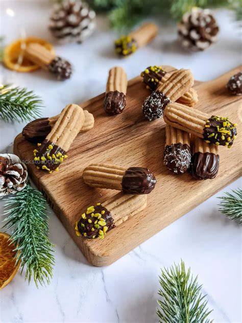 Schoko Haselnuss Spritzgebäck auf einem Holzbrett angerichtet