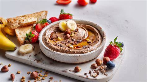 Schoko Hummus auf Toast und Pancakes