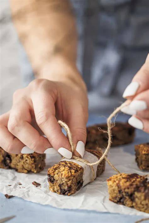 Schoko Ingwer Stäbchen auf Backpapier, arrangiert als Geschenkidee