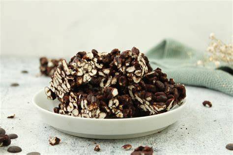 Schoko Kürbiskerne auf einem Teller mit Zartbitterschokolade