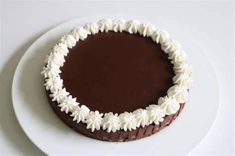 Schoko Keks Kuchen, angerichtet auf einer eleganten Tortenplatte