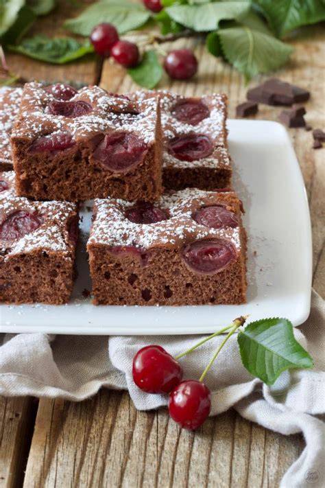 Schoko Kirsch Kuchen als Blechkuchen, frisch gebacken