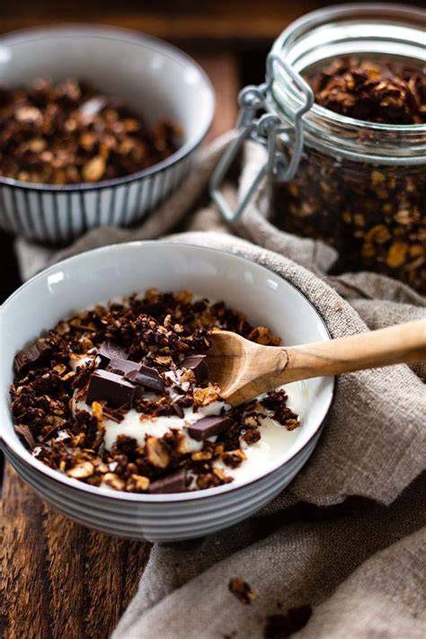 Schoko Knuspermüsli im Glas mit Nüssen und Kakao