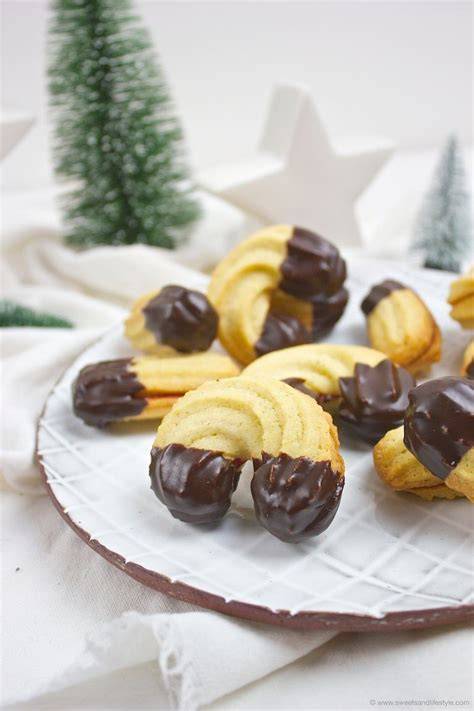 Schoko Linzer Kipferl auf dem Weihnachtsteller, verschiedene Formen und Dekorationen