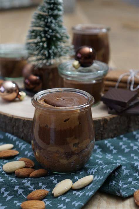 Schoko Mandel Creme im Glas, dekoriert mit Mandeln und Schokolade
