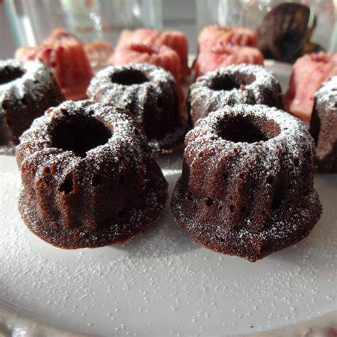 Schoko Mini Gugelhupf auf einem festlich gedeckten Tisch
