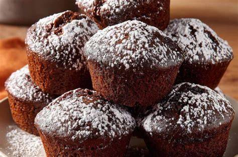 Schoko Muffins mit Puderzucker bestäubt