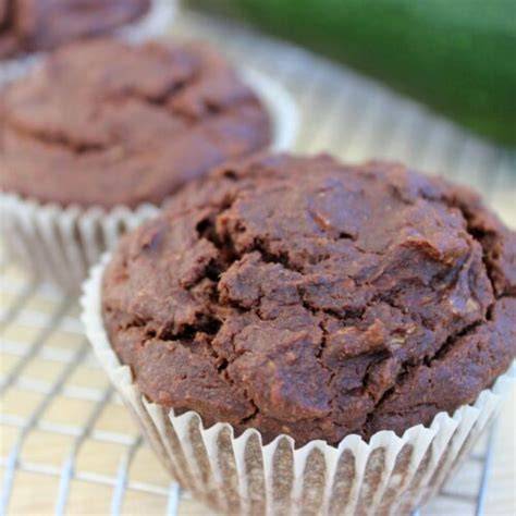 Schoko Muffins ohne Zucker und Mehl auf einem Teller