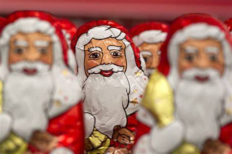 Schoko Nikolaus am Stiel in verschiedenen Geschmacksrichtungen und Verpackungen