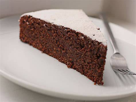 Schoko Nuss Kuchen ohne Mehl, angeschnitten auf einer Kaffeetafel