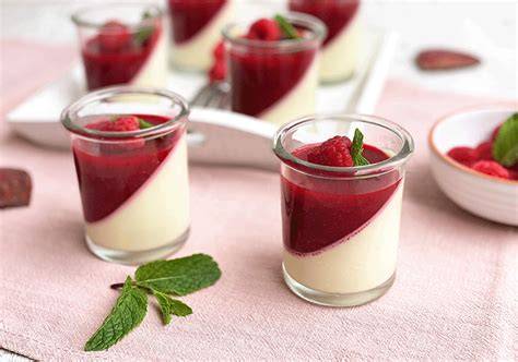Schoko Panna Cotta im Glas mit Beerenkompott