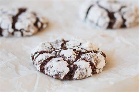 Schoko Pfefferminz Cookies mit Puderzucker auf Backblech