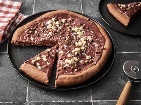 Schoko Pizza mit Nutella und Schokoladenstückchen