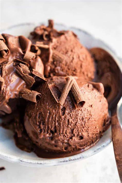 Schoko Protein Eis mit geschmolzenem Topping